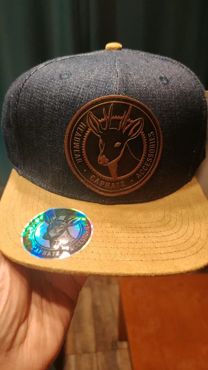 Gorra de mezclilla con visera beige y logo bordado - 2