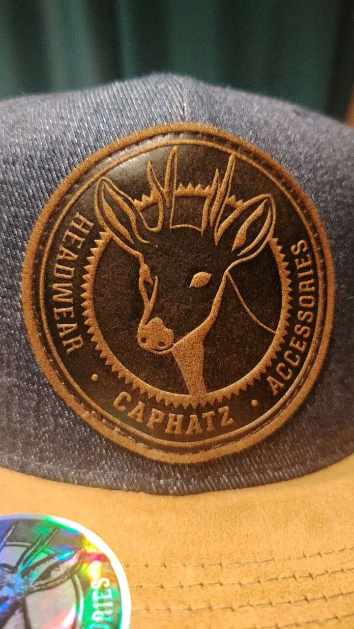 Gorra de mezclilla con visera beige y logo bordado - 4