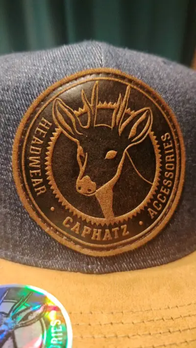 Gorra de mezclilla con visera beige y logo bordado - miniatura 4