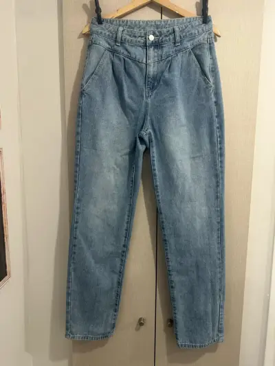 Jeans de mezclilla azul claro para hombre - miniatura 1