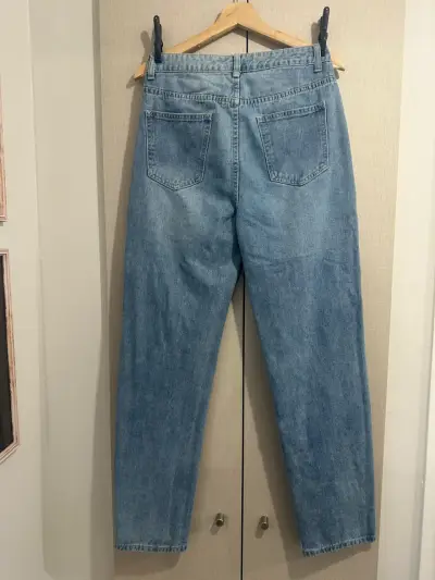 Jeans de mezclilla azul claro para hombre - miniatura 2