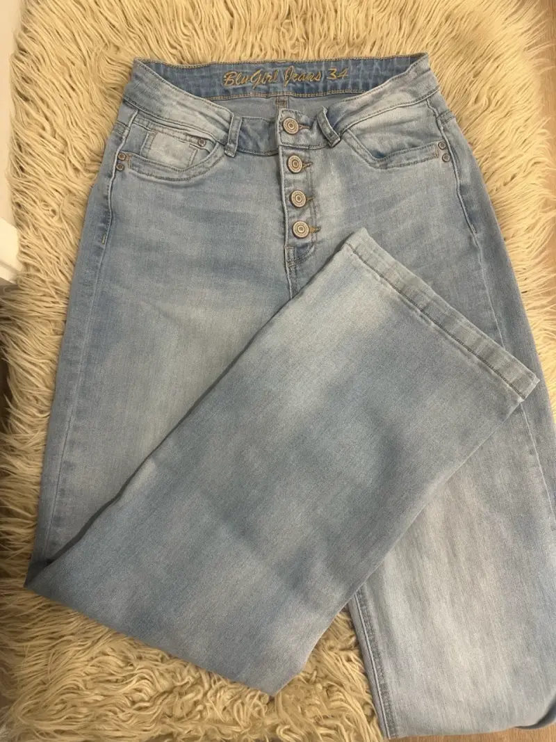 Jeans de mezclilla azul claro para mujer - 4