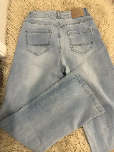 Jeans de mezclilla azul claro para mujer - miniatura 5