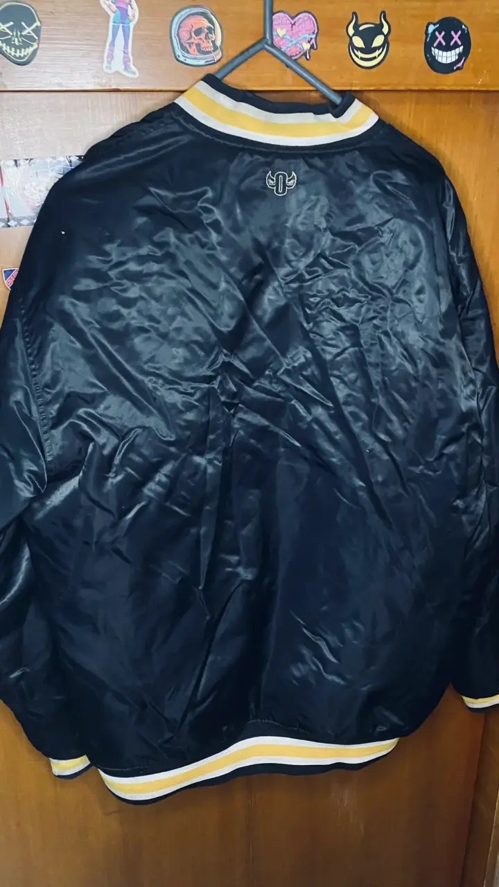 Chaqueta bomber negra Outlast 3 estilo varsity - 2