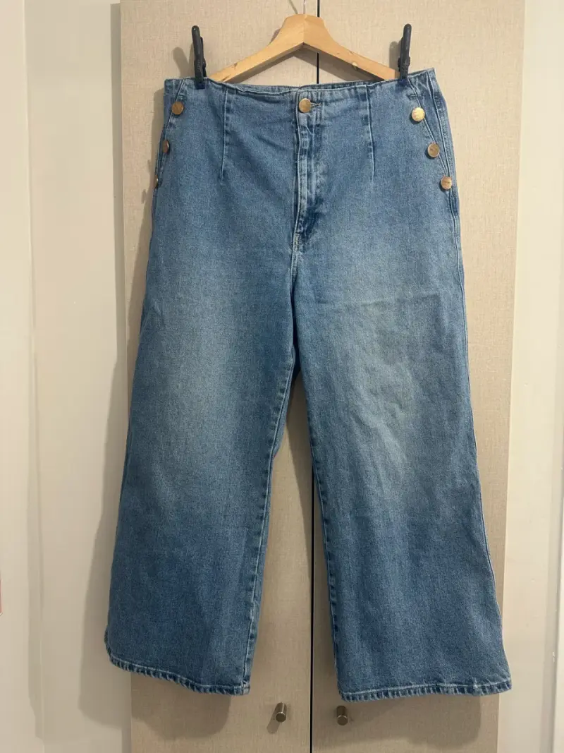 Jeans anchos con botones laterales - 1