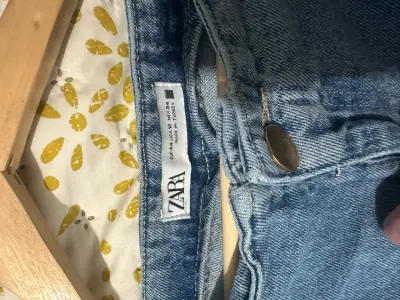 Jeans anchos con botones laterales - miniatura 3