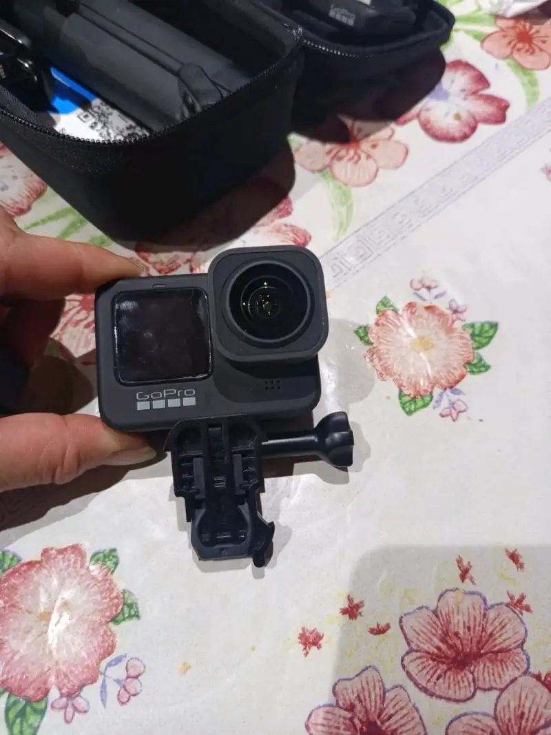 Cámara de acción GoPro Hero 9 con soporte - 1