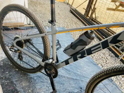 Bicicleta de montaña Trek con cuadro de aluminio - miniatura 1