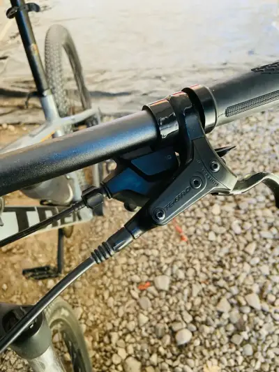 Bicicleta de montaña Trek con cuadro de aluminio - miniatura 2