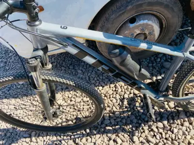 Bicicleta de montaña Trek con cuadro de aluminio - miniatura 4