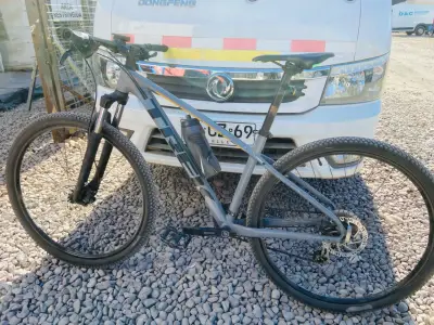 Bicicleta de montaña Trek con cuadro de aluminio - miniatura 6