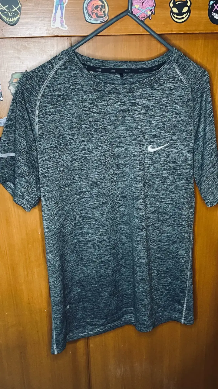 Polera deportiva Nike gris para hombre - 1