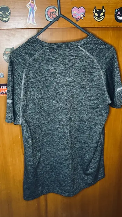 Polera deportiva Nike gris para hombre - miniatura 2