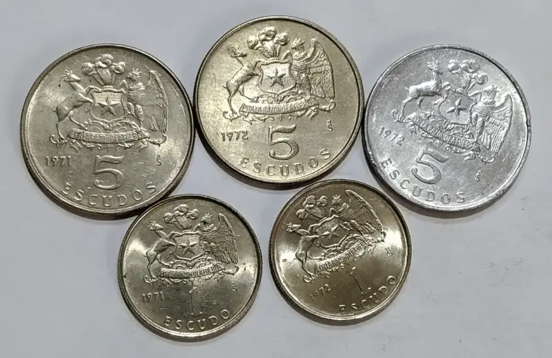 Monedas antiguas chilenas de 1 y 5 escudos - 1