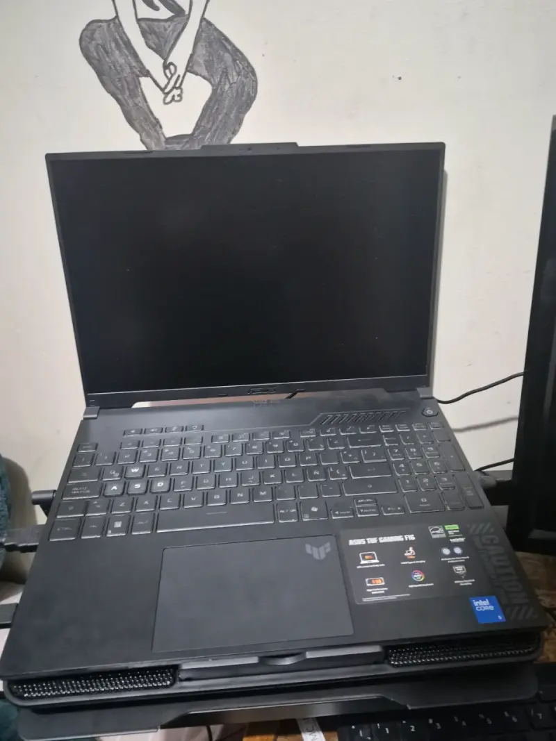 Laptop ASUS TUF Gaming F16 con Intel Core i5 - 1