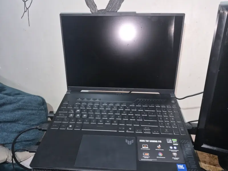 Laptop ASUS TUF Gaming F16 con Intel Core i5 - 2