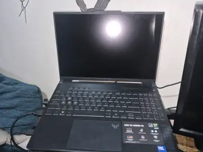 Laptop ASUS TUF Gaming F16 con Intel Core i5 - miniatura 2