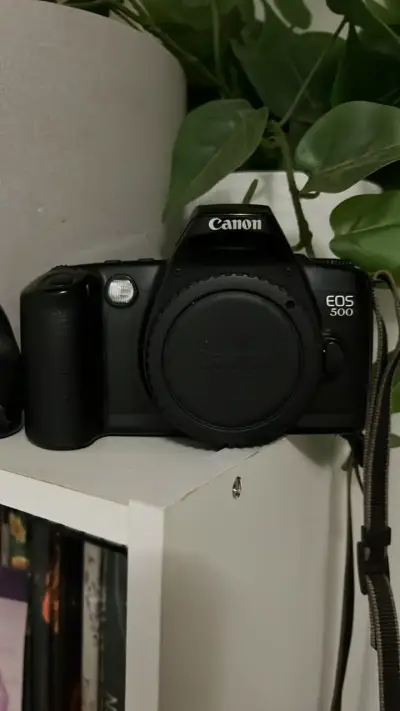 Cámara réflex Canon EOS 500 en buen estado - miniatura 1