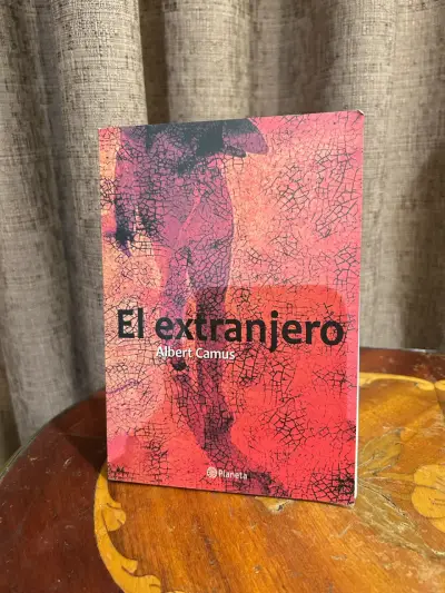 Libro 'El Extranjero' de Albert Camus - miniatura 1