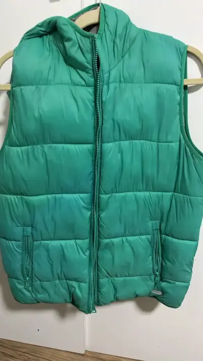 Chaleco acolchado verde sin mangas reversible - miniatura 1