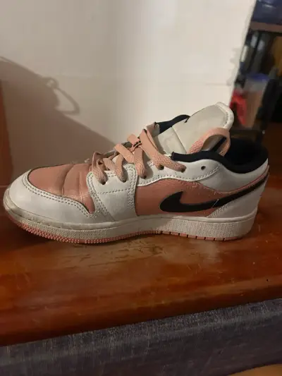 Zapatillas deportivas Nike blancas y rosadas - miniatura 1