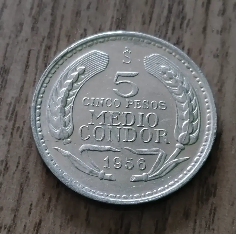 Moneda antigua de 5 pesos medio cóndor 1956 - 3