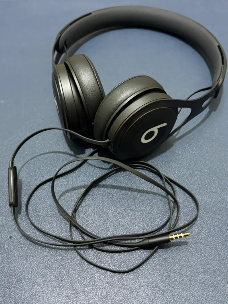 Audífonos Beats con cable color negro - 1