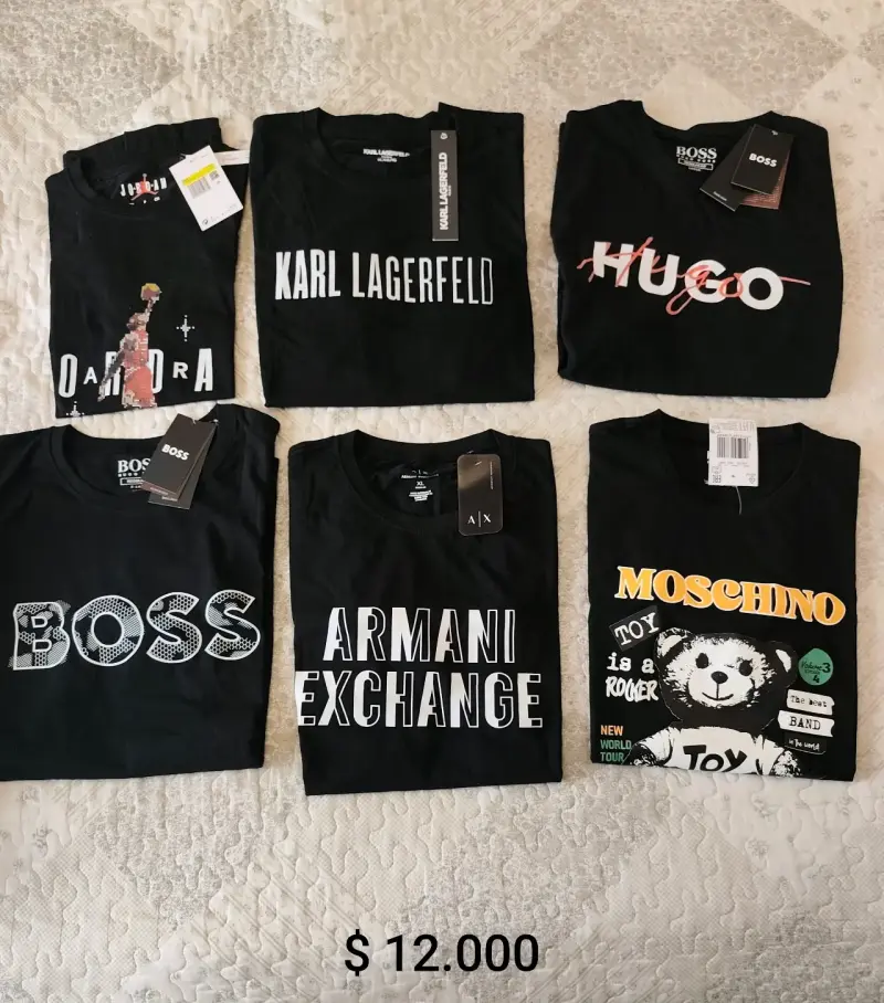 Pack de poleras de marca variadas en negro - 1