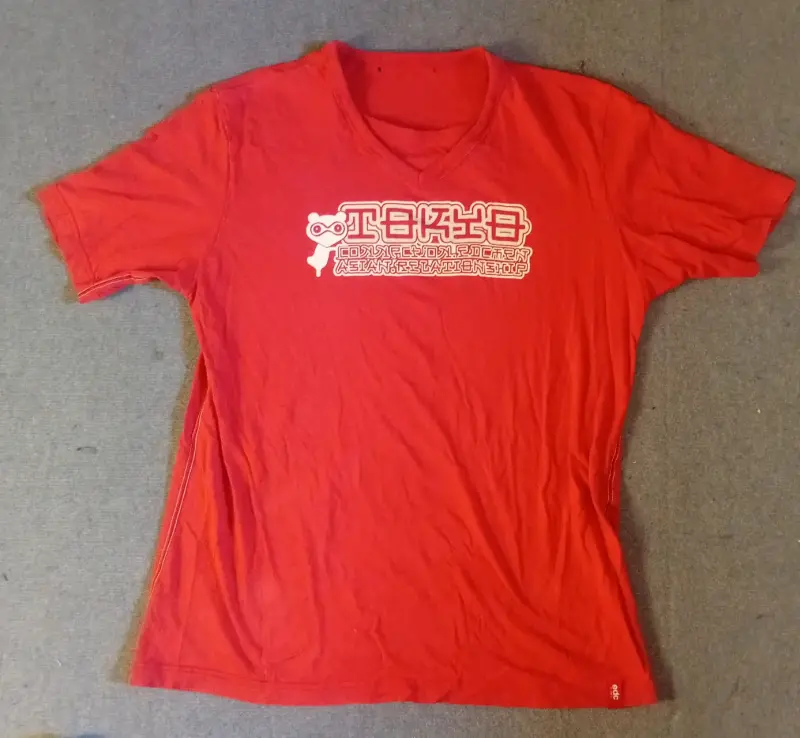 Polera roja con diseño gráfico estilo japonés
