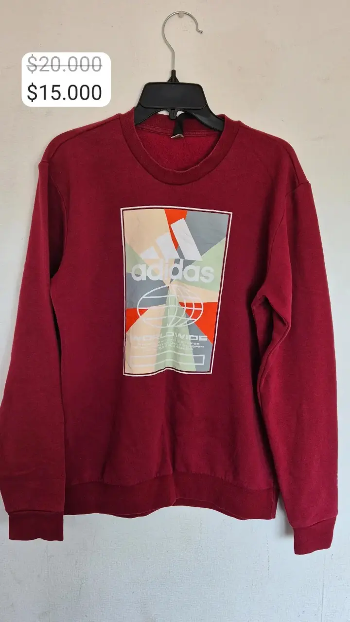 Polerón Adidas burdeo con diseño gráfico
