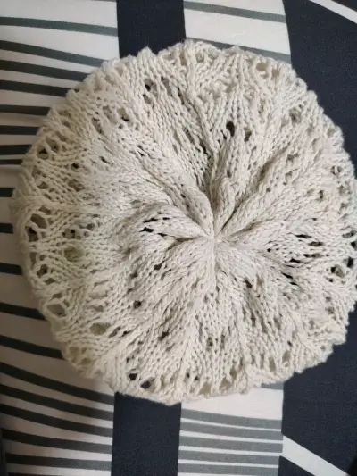 Gorro tejido a mano blanco - miniatura 1