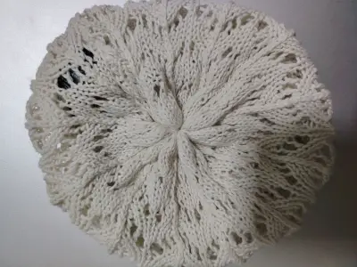 Gorro tejido a mano blanco - miniatura 3