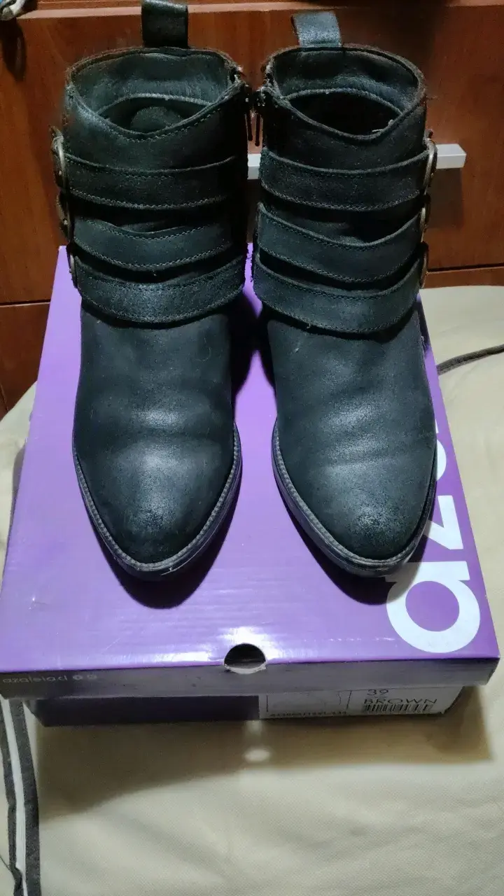Botines negros de cuero con hebillas - 1