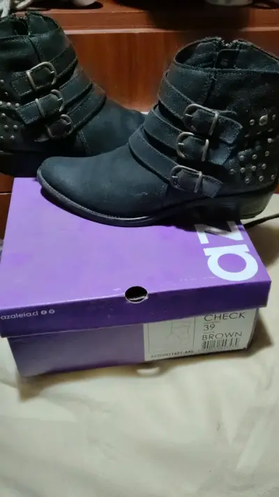 Botines negros de cuero con hebillas - miniatura 2