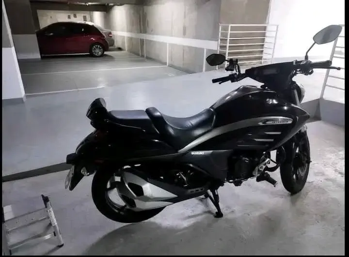 Moto Suzuki Intruder 150 negra en buen estado - 1