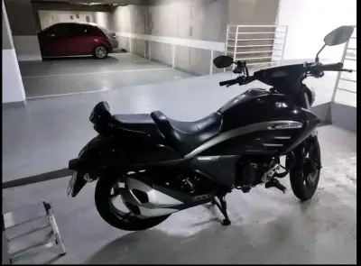 Moto Suzuki Intruder 150 negra en buen estado - miniatura 1
