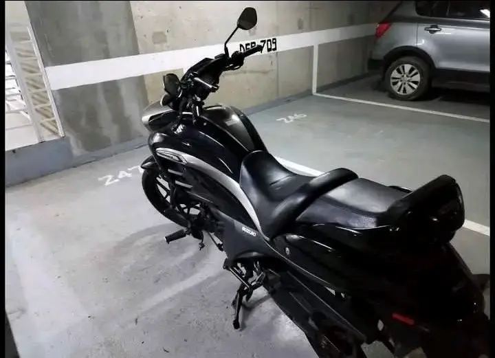Moto Suzuki Intruder 150 negra en buen estado - 2
