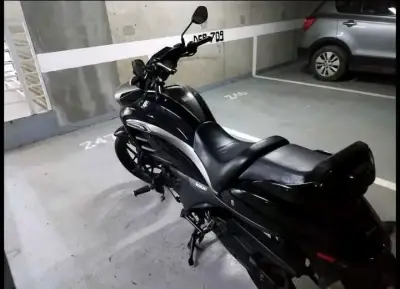 Moto Suzuki Intruder 150 negra en buen estado - miniatura 2