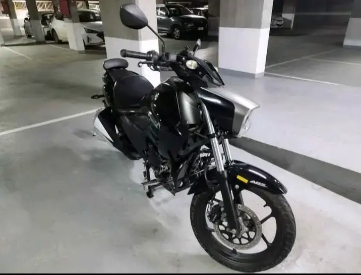 Moto Suzuki Intruder 150 negra en buen estado - 3