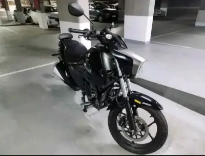 Moto Suzuki Intruder 150 negra en buen estado - miniatura 3