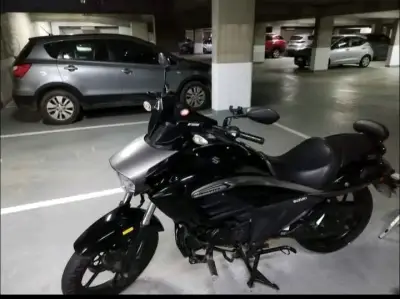 Moto Suzuki Intruder 150 negra en buen estado - miniatura 4