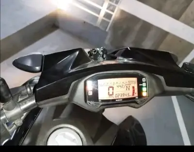 Moto Suzuki Intruder 150 negra en buen estado - miniatura 5