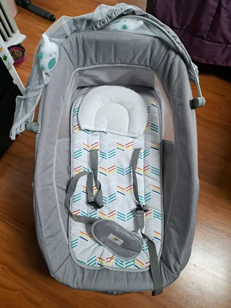 Mecedora para bebé con diseño acolchado