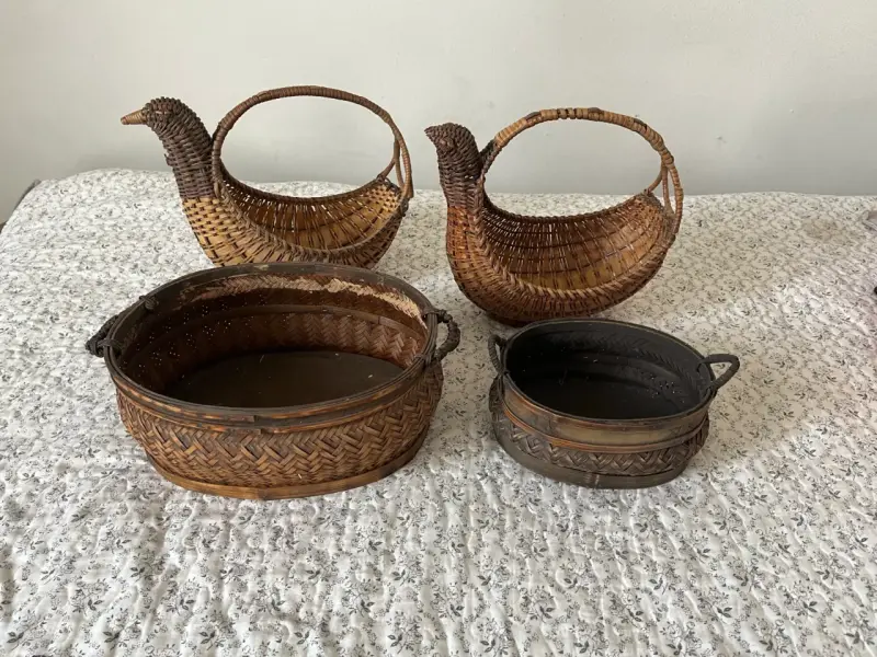 Conjunto de canastos decorativos de mimbre y metal