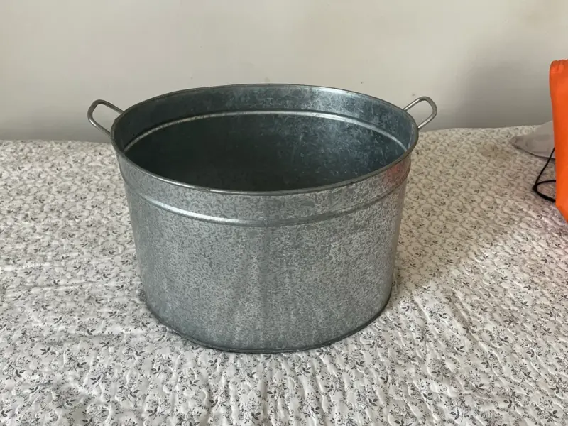 Balde de metal galvanizado con asas