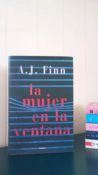 Libro 'La Mujer en la Ventana' de A.J. Finn - miniatura 1