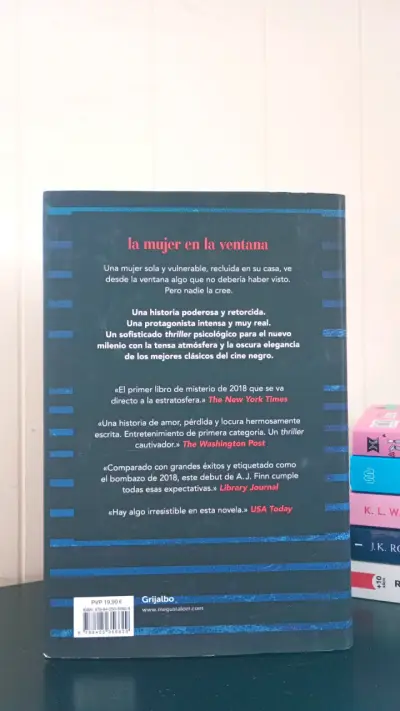 Libro 'La Mujer en la Ventana' de A.J. Finn - miniatura 3