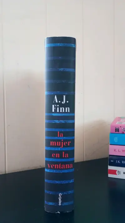 Libro 'La Mujer en la Ventana' de A.J. Finn - miniatura 4
