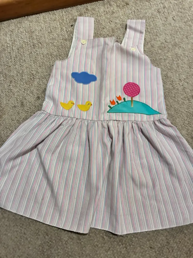 Vestido infantil con estampado de patitos y nubes