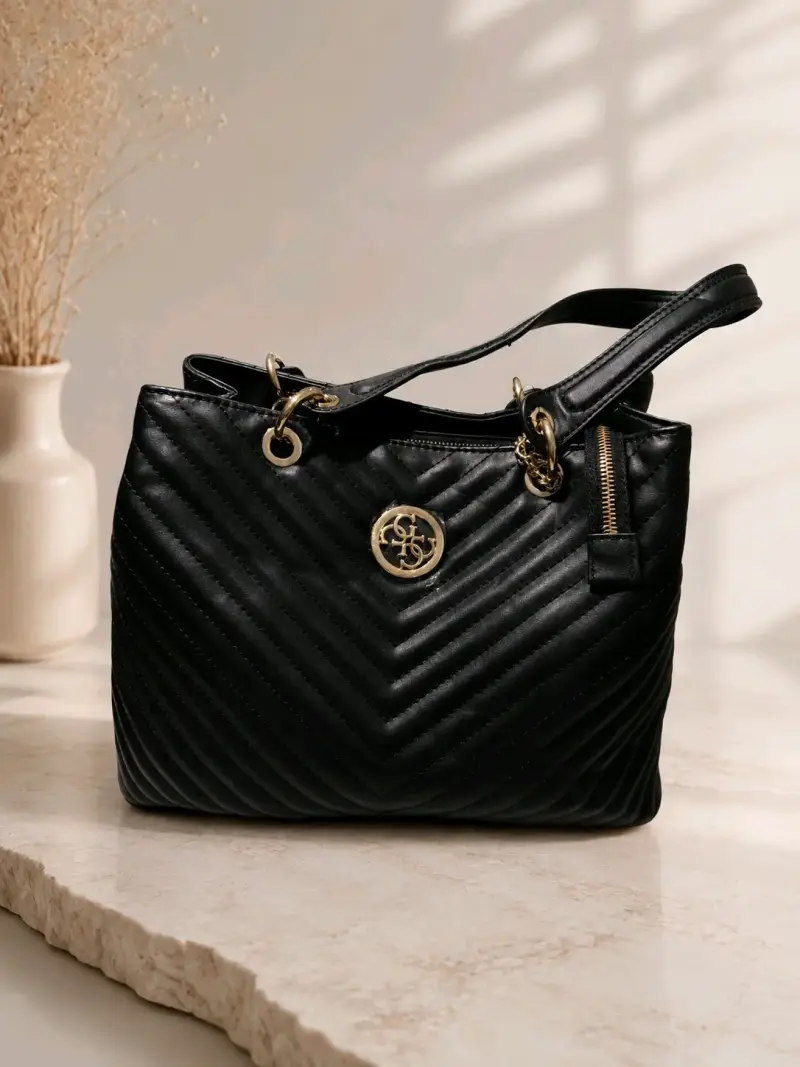 Cartera negra con detalles dorados Guess